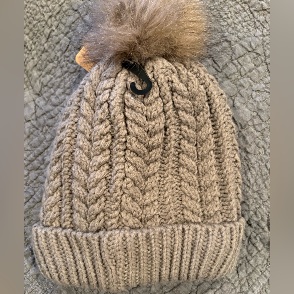 NWT Northeast Outfitters Women's Cozy Cabin Cable Knit Fur Pom Hat Beanie - Picture 4 of 5